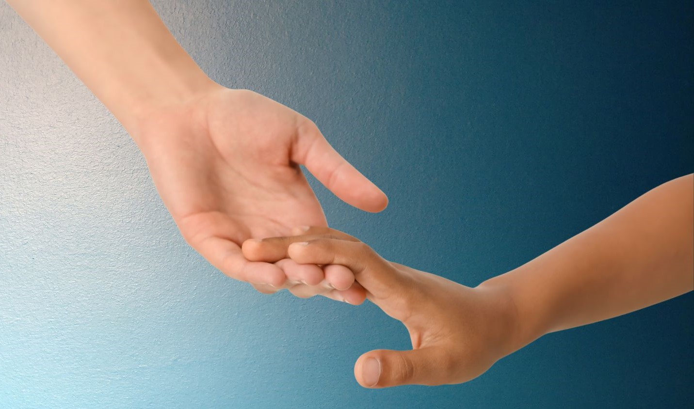 des mains ensemble et peintes qui forment le monde