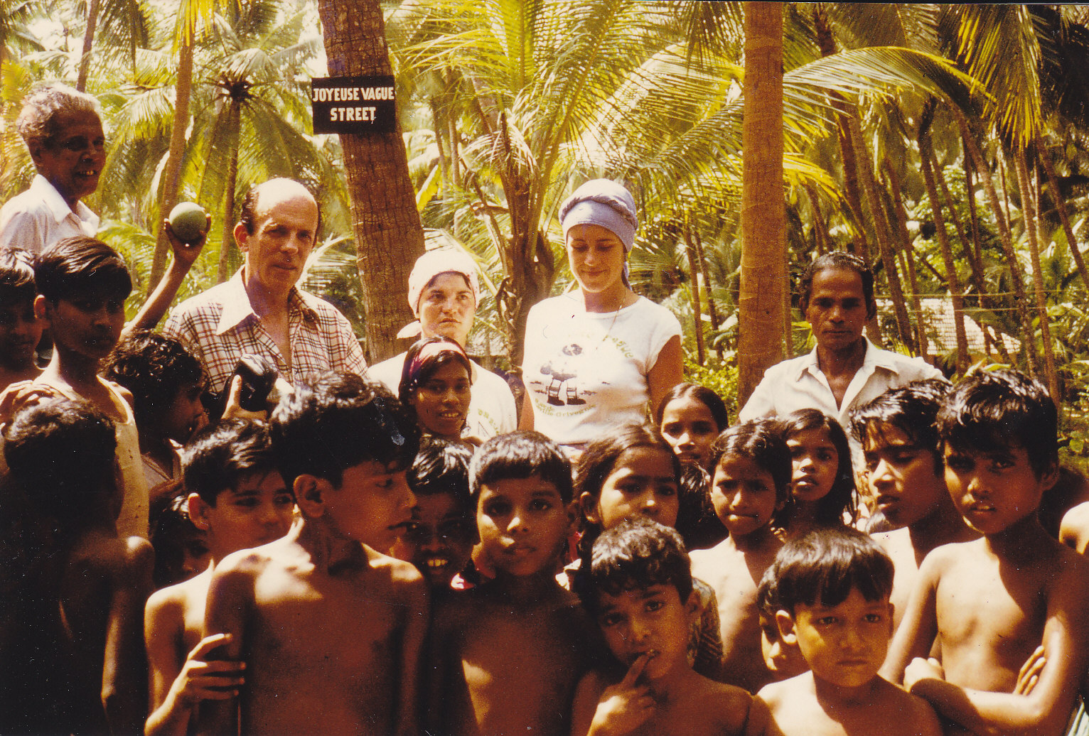 Rue Joyeuse Vague avec les bénévoles et les bénéficiaires