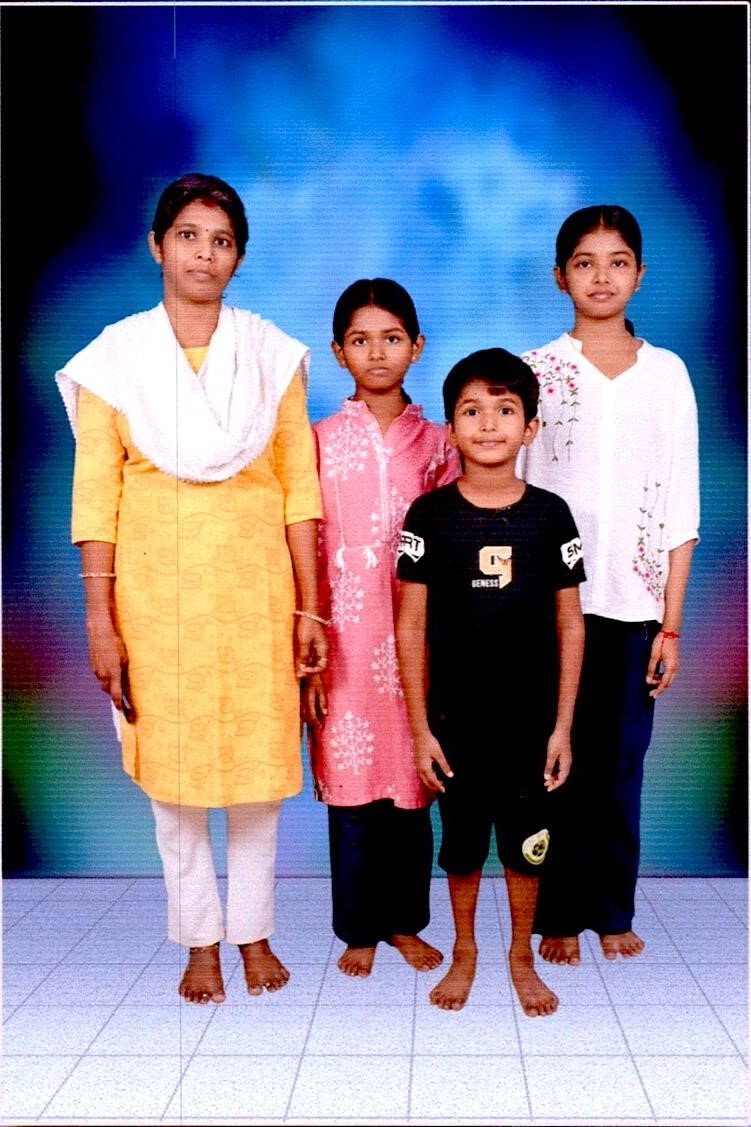 ananya jaiswal with family