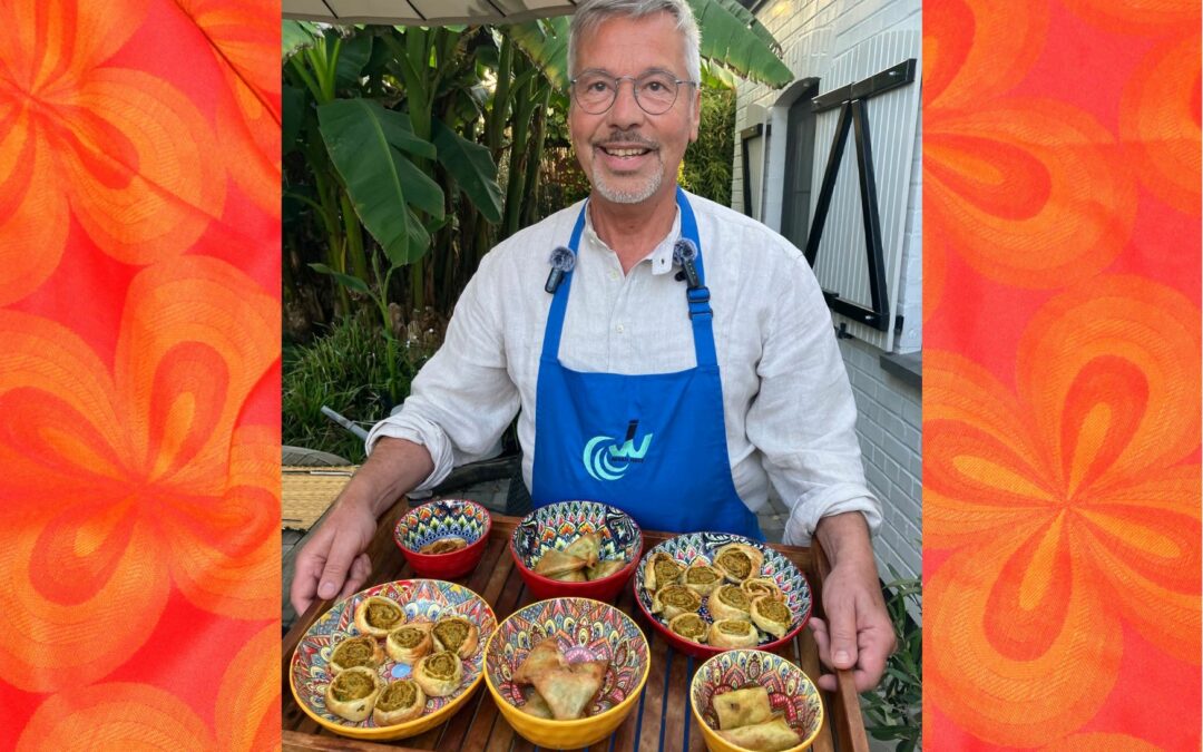 pour partager durant vos apéritifs Jean-Pierre tient un plateau de canapés indiens